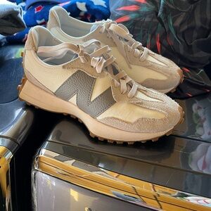 New Balance sneakers in excellent condition size 6.5